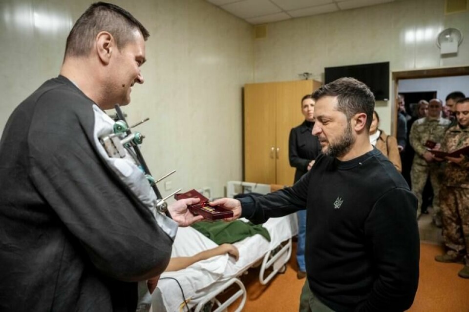 Ukrainas president Volodymyr Zelenskyj besøker et sykehus med sårede soldater i Kyiv.