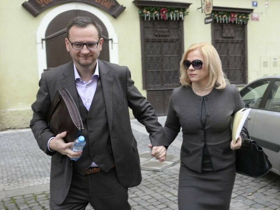 Tidligere statsminister i Tjekkia, Petr Necas og hans nåværendre kone Jana Nagyova på vei til retten i Praha i 2014. Tidligere statsminister i Tjekkia, Petr Necas og hans nåværendre kone Jana Nagyova på vei til retten i Praha i 2014. Foto: AP Photo/CTK, Michal Krumphanzl
