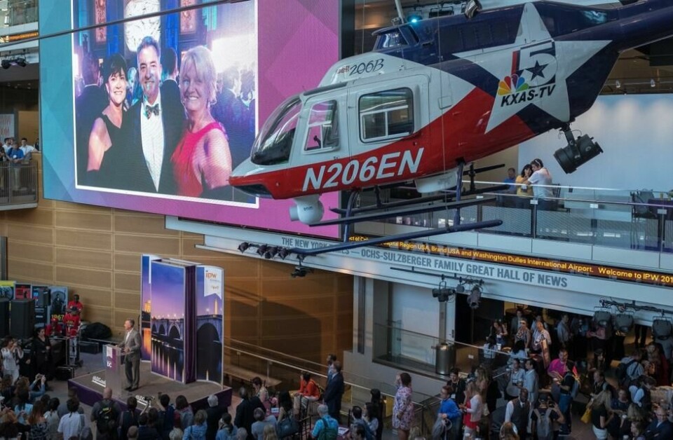 VERKTØY: Fra taket ved inngangen til Newseum henger det et nyhetshelikopter, som er et sentralt verktøy ikke minst i innhentingen av lokale nyheter i de store byene. VERKTØY: Fra taket ved inngangen til Newseum henger det et nyhetshelikopter, som er et sentralt verktøy ikke minst i innhentingen av lokale nyheter i de store byene.