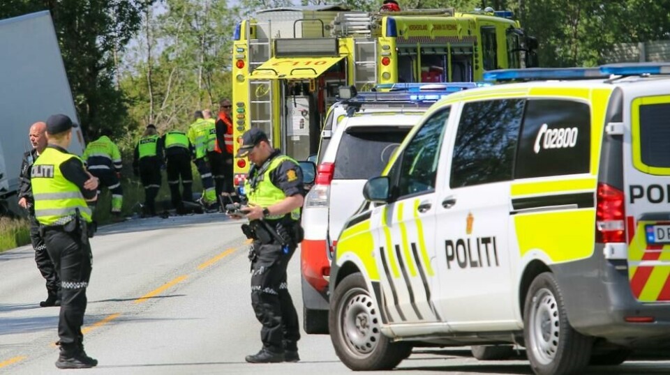 En lastebil og en personbil har vært involvert i en ulykke på Mongstadvegen i Alver kommune, melder Vest politidistrikt. Føreren av personbilen omkom i ulykken.