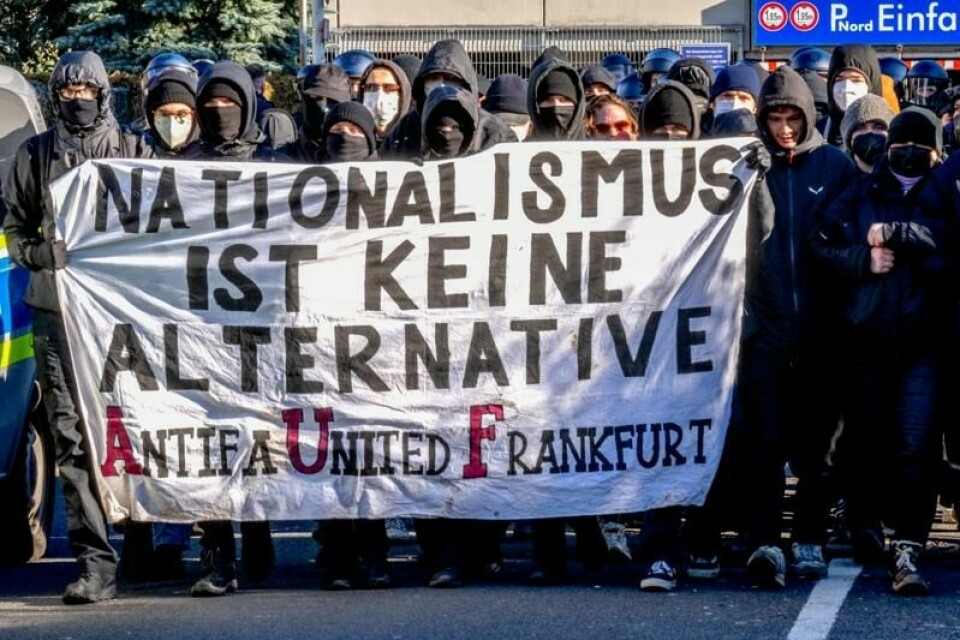 Demonstranter i Frankfurt protesterer mot samarbeid med høyreradikale Alternativ for Tyskland (AfD).