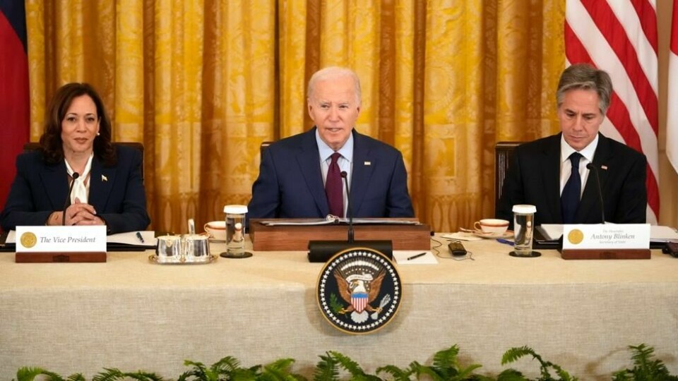 Kamala Harris og Antony Blinken på hver sin side av president Joe Biden. Kamala Harris og Antony Blinken på hver sin side av president Joe Biden. Foto: Mark Schiefelbein) / AP / NTB