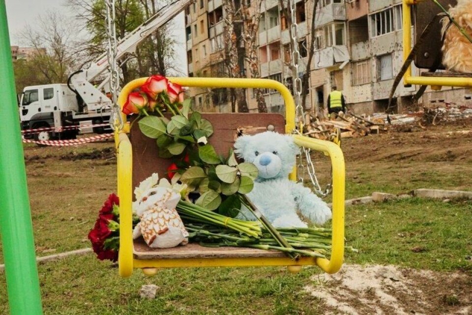 Blomster og kosedyr er lagt ned på lekeplassen der flere barn ble drept i et russisk luftangrep lørdag.