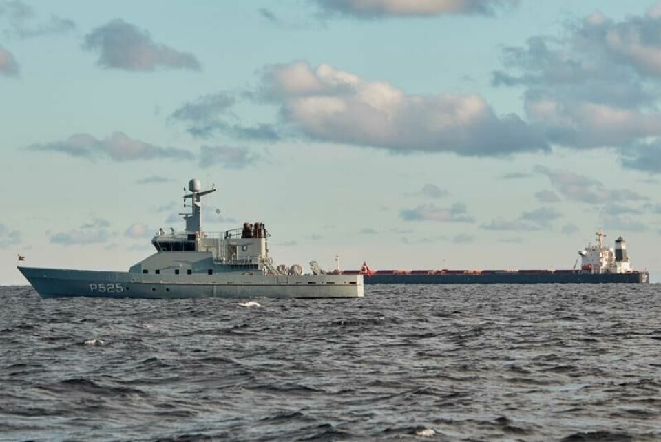 Et dansk marinefartøy overvåker det kinesiske skipet Yi Peng 3 som ligger ankret ved Kattegat. Et dansk marinefartøy overvåker det kinesiske skipet Yi Peng 3 som ligger ankret ved Kattegat. Foto: Mikkel Berg Pedersen / Ritzau Scanpix via AP / NTB
