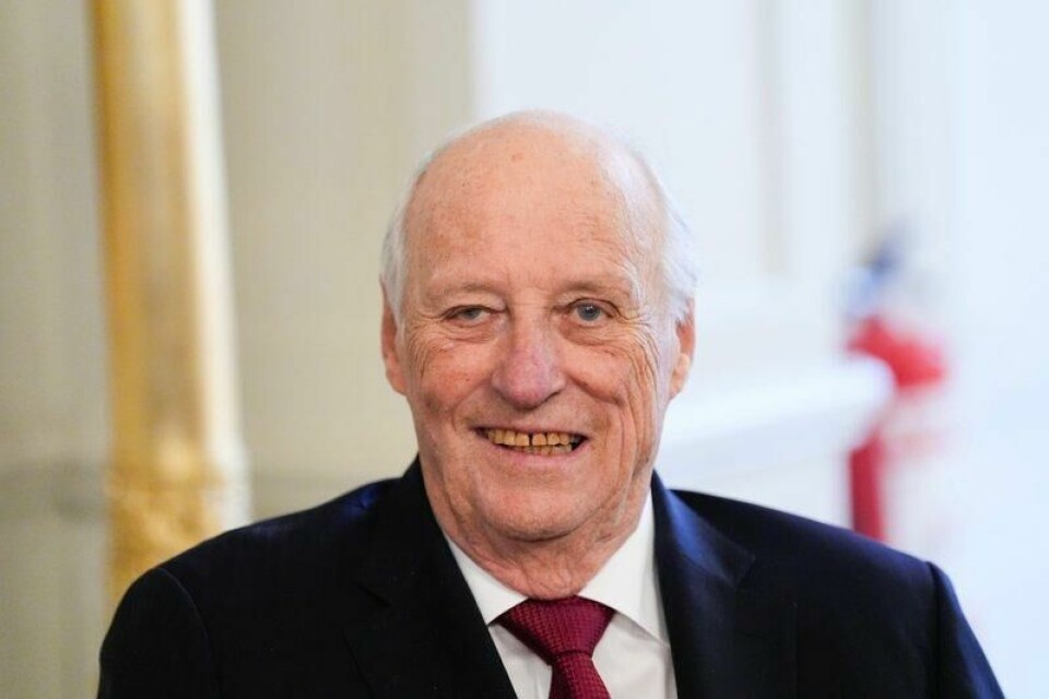 Kong Harald er til stede under en mottakelse for frivillige under Ski-VM 2025 på Stiftsgården i Trondheim mandag. Snart skal han på ferietur.