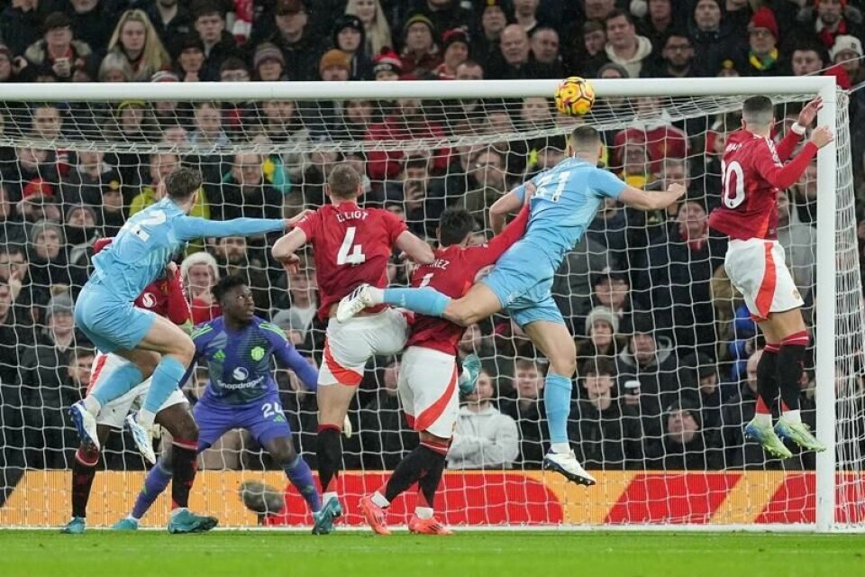 Nikola Milenkovic gir her Nottingham Forest en tidlig ledelse på Old Trafford.