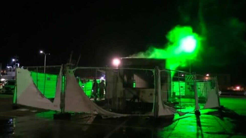 Ikke alle er tilhengere av massevaksinering. En teststasjon for coronaviruset ble påtent av demonstranter i Urk, nord for Amsterdam. Foto: Pro News via AP / NTB
