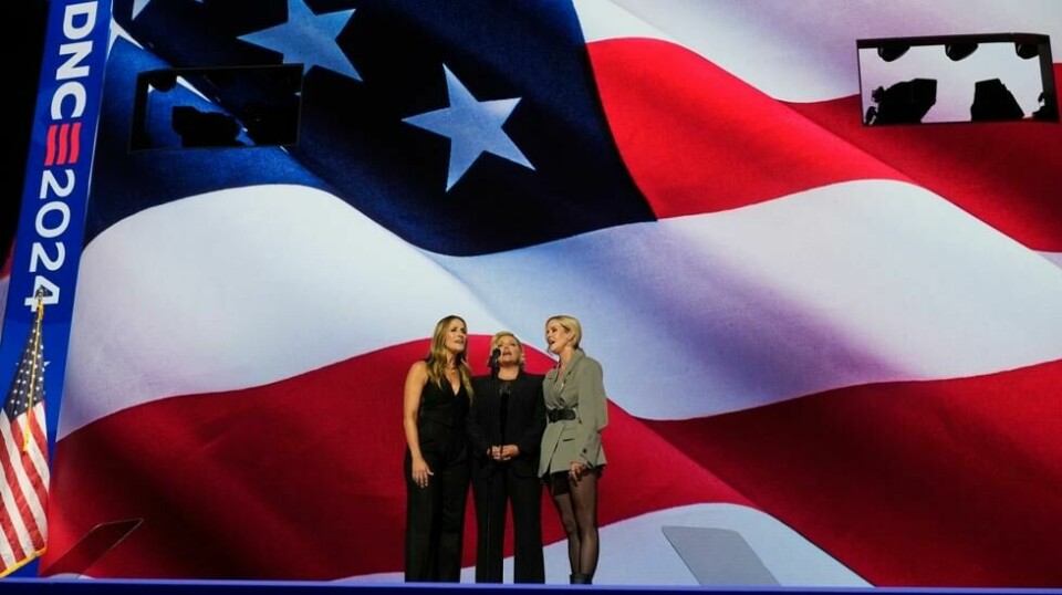The Chicks, med Emily Robison (til venstre), Natalie Maines og Martie Maguire, framførte nasjonalsangen. Foto: Paul Sancya / AP / NTB
