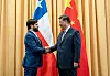 Gabriel Boric, til høyre, er Chiles president og håndhilser den kinesiske presidenten. Kina er en langt viktigere handelspartner for landet, enn USA. Foto: AFP PHOTO / CHILEAN PRESIDENCY / HANDOUT