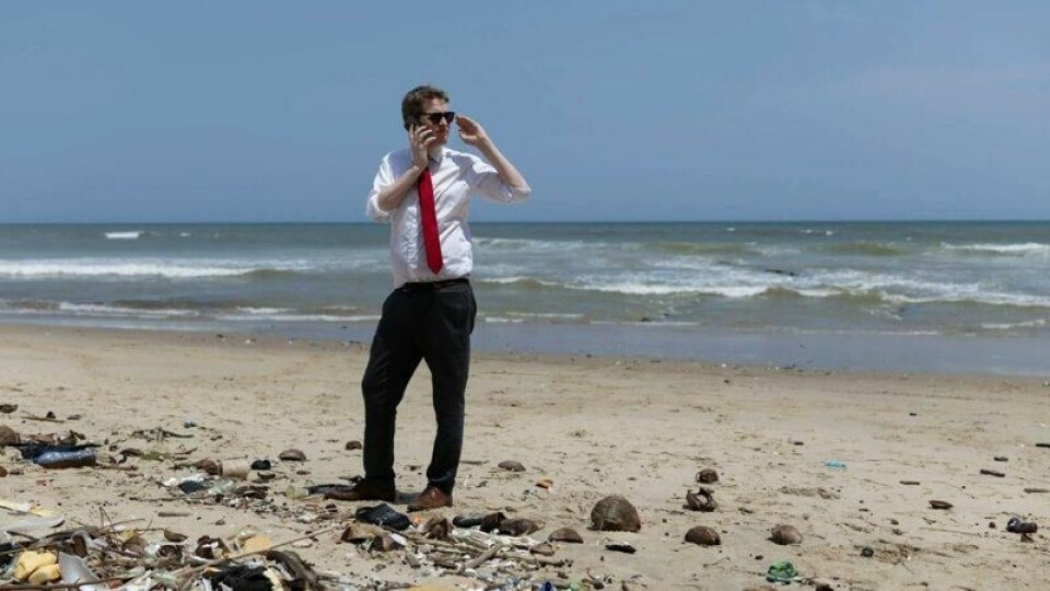 Svipptur til gullkysten: Utviklingsminister Åsmund Aukrust på stranda nedenfor Osu Castle, i Accra, Ghana – hvor Norge blant annet jobber mot plastforurensing. – Hvis brorparten av amerikanske penger forsvinner, må vi tegne opp en helt ny bistandsarkitektur, sier han.