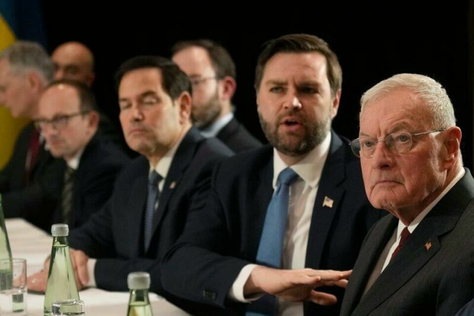 USAs Ukraina-utsending Keith Kellogg (t.h.) sier Europa vil bli ekskludert fra fredssamtalene om Ukraina. Her fotografert sammen med USAs visepresident J.D. Vance og utenriksminister Marco Rubio på et møte med Ukrainas president Volodymyr Zelenskyj i München fredag.
