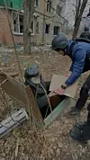 Frivillige leverer nødprovianter til lokalbefolkningen i Avdiivka. De få tusen som er igjen i byen har forskanset seg i kjellere og bunkers. Foto: Instagram @volunteeer.home / Reuters