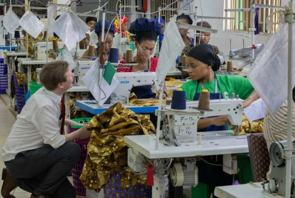 Besøket hos Charisma Fashion gir Aukrust innsikt i arbeideres rettigheter i Ghana. Møtet med den 24 år gamle syersken Sandra Danso gjorde inntrykk. – De fleste av arbeiderne kom nærmest rett fra slummen. Nå hadde de fått en jobb, fagorganisert seg og gjorde et viktig arbeid. Det ga meg håp, sier han. Besøket hos Charisma Fashion gir Aukrust innsikt i arbeideres rettigheter i Ghana. Møtet med den 24 år gamle syersken Sandra Danso gjorde inntrykk. – De fleste av arbeiderne kom nærmest rett fra slummen. Nå hadde de fått en jobb, fagorganisert seg og gjorde et viktig arbeid. Det ga meg håp, sier han. Foto: Espen Røst