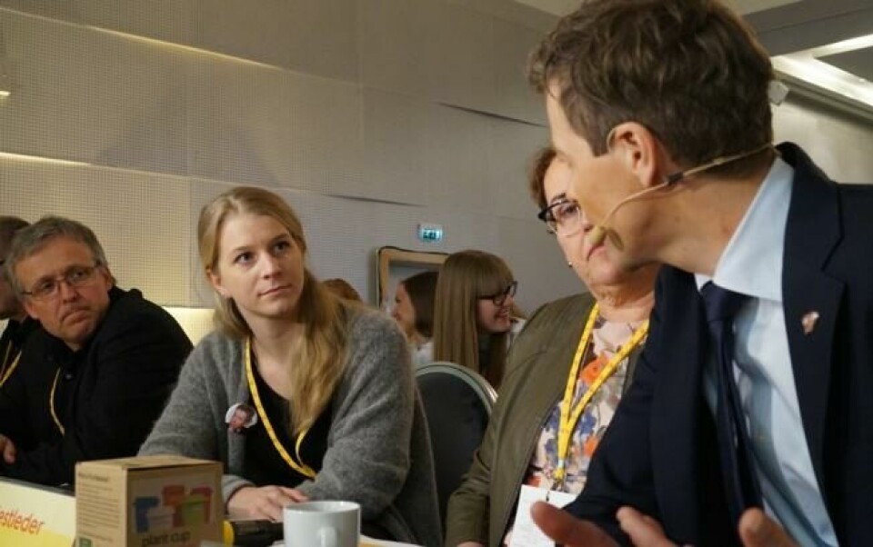 KrFs landsmøte er i gang i Trondheim. Her KrFU-leder Ida Lindtvveit i samtale med Knut Arild Hareide. I midten 1. nestleder Olaug Bollestad. KrFs landsmøte er i gang i Trondheim. Her KrFU-leder Ida Lindtvveit i samtale med Knut Arild Hareide. I midten 1. nestleder Olaug Bollestad. Foto: Mads Fremstad / ABC Nyheter