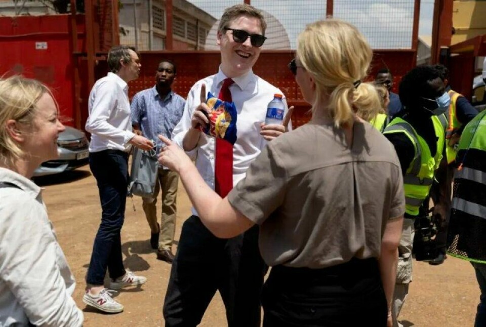 En flaske vann og en pose norsk Kims potetgull fra en av UD-diplomatene gir energi til til Aukrusts stramme Accra-program. En flaske vann og en pose norsk Kims potetgull fra en av UD-diplomatene gir energi til til Aukrusts stramme Accra-program. Foto: Espen Røst