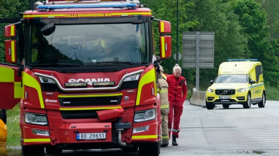 Ambulanse og brannvesen til stede ved Oslofjordtunnelen på E134. Tunnelen ble stengt i seks timer etter en dødsulykke mandag formiddag. Foto: Terje Bendiksby / NTB