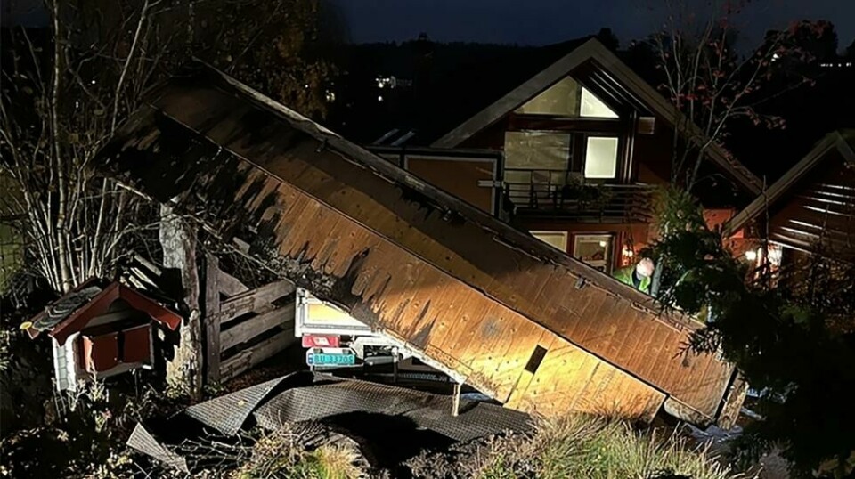 En varebil rev med seg deler av et hus ved Slependen i Asker lørdag morgen. Foto: politiet / handout / NTB