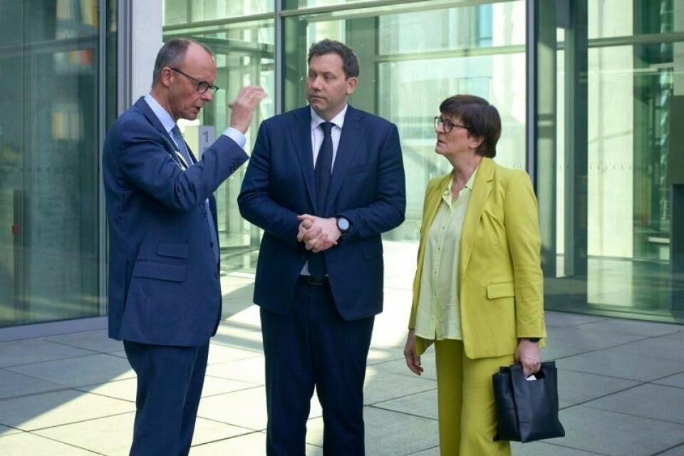 CDU-leder Friedrich Merz i samtale med SPD-lederne Lars Klingbeil Saskia Esken.