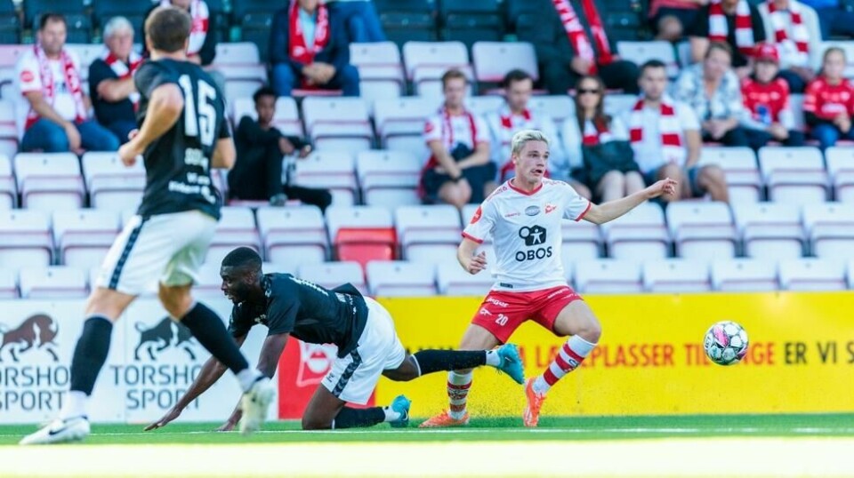 Fredrikstads Jeppe Kjær under eliteseriekampen i fotball mellom Fredrikstad og Odd på Fredrikstad stadion lørdag. Foto: Thomas Andersen / NTB