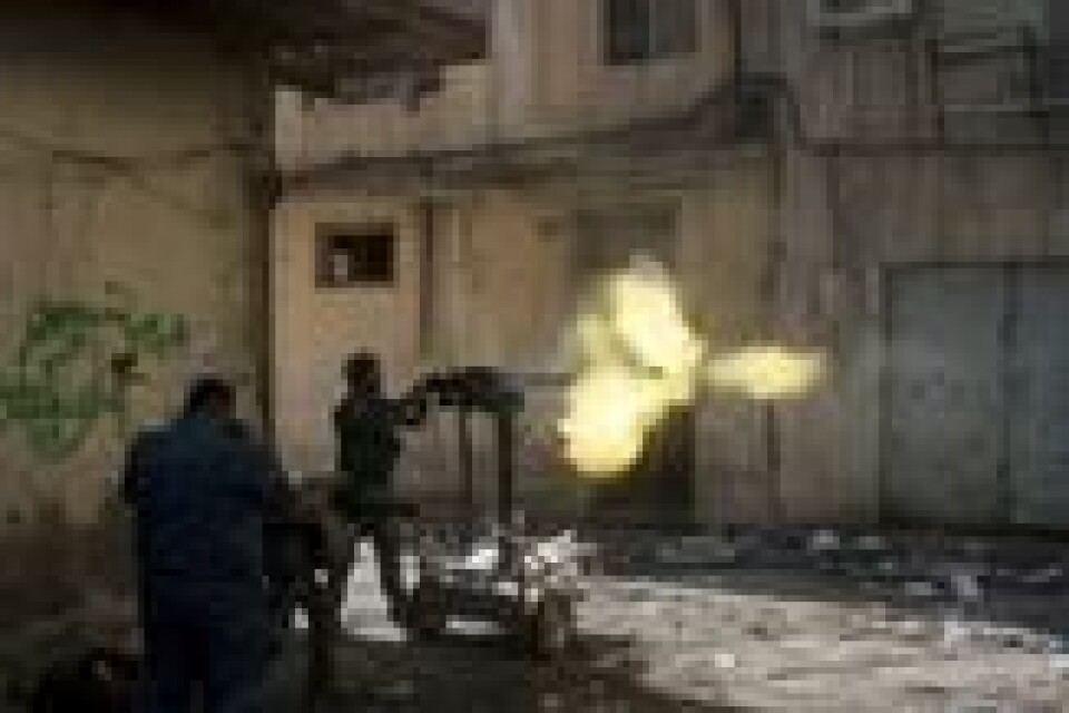 Føderalt politi skyter mot IS-stillinger i Vest-Mosul. Arkivfoto fra mars. Scanpix/AP Photo/Felipe Dana. Føderalt politi skyter mot IS-stillinger i Vest-Mosul. Arkivfoto fra mars. Scanpix/AP Photo/Felipe Dana.