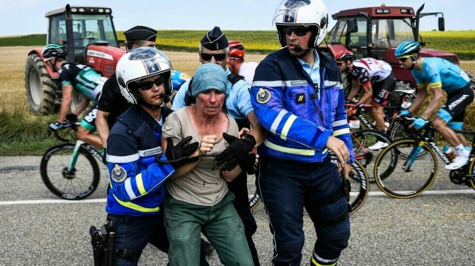 Politiet fjerner en demonstrant fra veien.