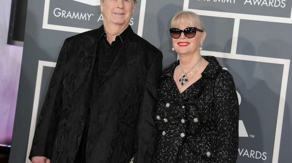 Musikklegenden Brian Wilson mistet i januar kona Melinda Ledbetter Wilson. Hun hadde tatt seg av mesteparten av 81-åringens oppgaver. Nå har en domstol oppnevnt verger som skal foreta medisinske og personlige beslutninger på vegne av Wilson. Foto: Jordan Strauss / Invision / AP / NTB