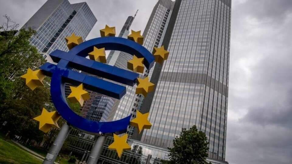 Euro-skulpturen foran den europeiske sentralbankens gamle hovedkvarter i Frankfurt. Ikke siden 2009 har flere svensker vært positive til å innføre euro som valuta.