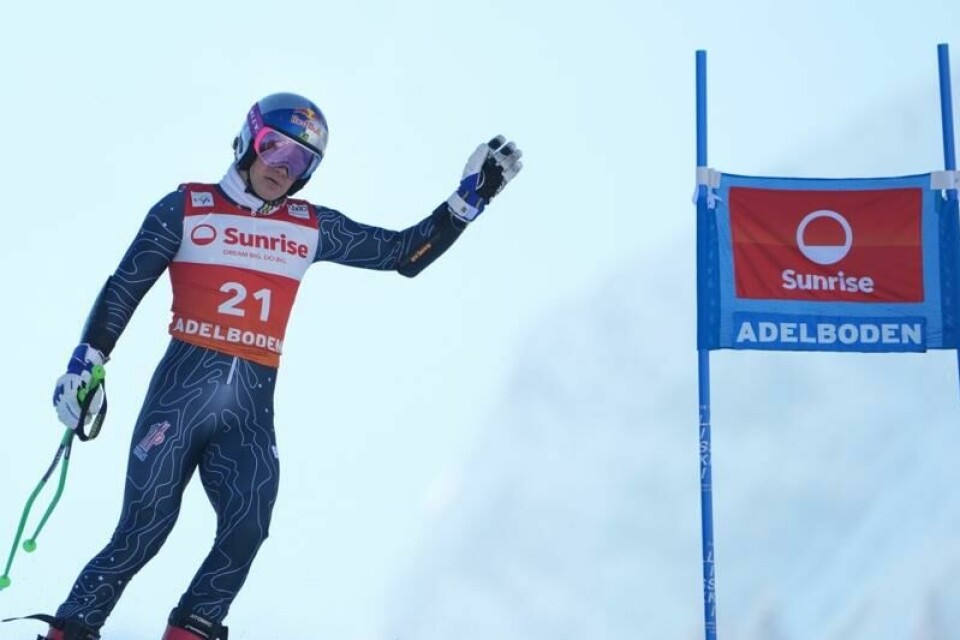 Lucas Braathen kjørte ut, men vinket til fansen i Adelboden søndag.