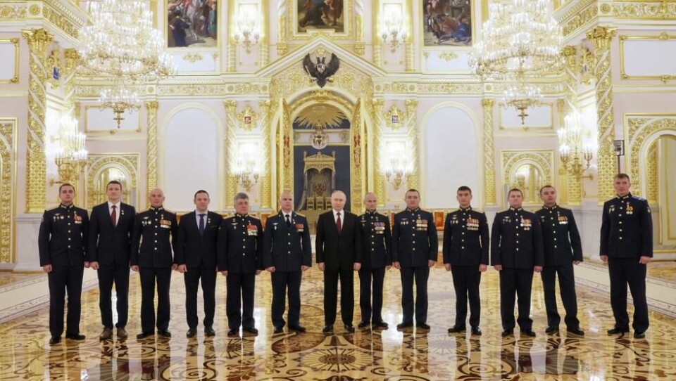Putin poserer sammen med sine «helter av moderlandet», som nå bærer Russlands gjeveste tittel. Putin poserer sammen med sine «helter av moderlandet», som nå bærer Russlands gjeveste tittel. Foto: Mikhail Metzel / Sputnik/Kreml/Reuters/NTB