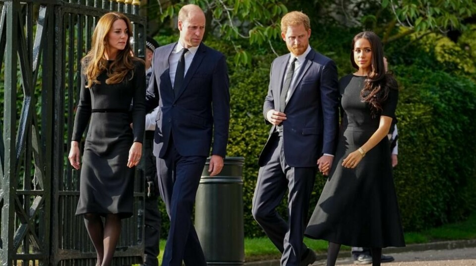 Prins William og Harry møtes sjeldent, her etter at dronning Elizabeth hadde gått bort, sammen med deres respektive ektefeller, Kate og Meghan. Foto: Martin Meissner / AP / NTB