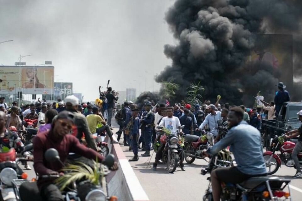 Mange protesterer i Kinshasa mot M23-opprørernes offensiv øst i Kongo.