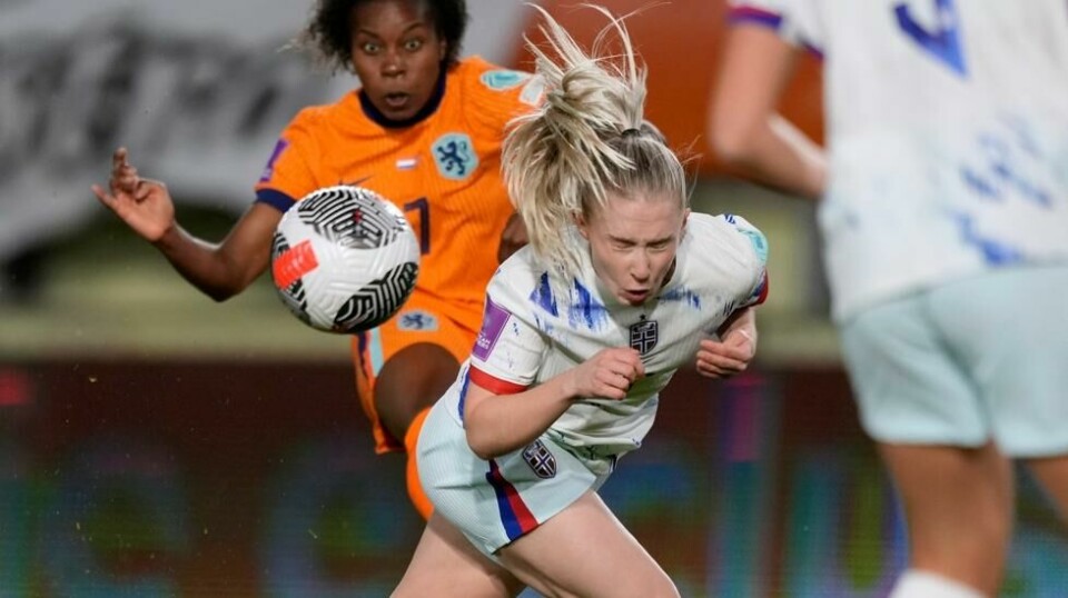 Lineth Beerensteyn skrur ballen rundt Thea Bjelde til et tidlig ledermål for Nederland i EM-kvalifiseringskampen i Breda. Foto: Peter Dejong, AP / NTB