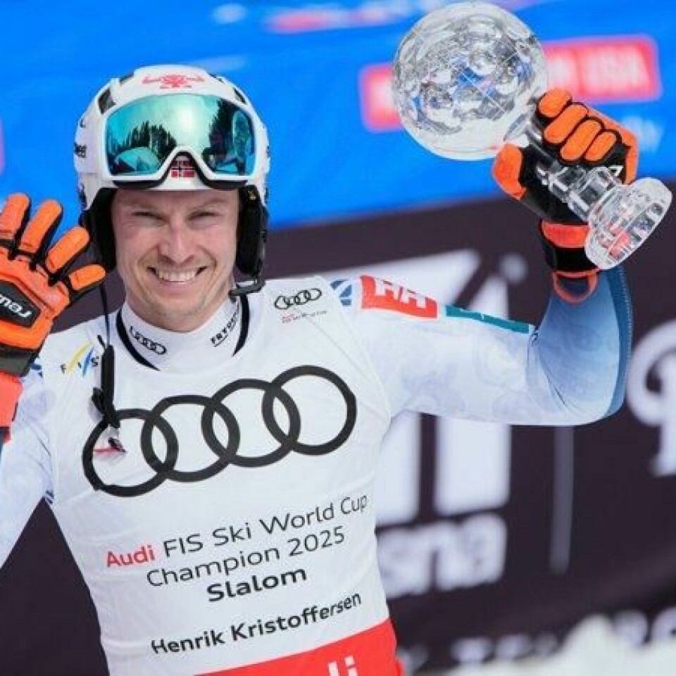 Henrik Kristoffersen med krystallkula han fikk for seieren i slalåmcupen.