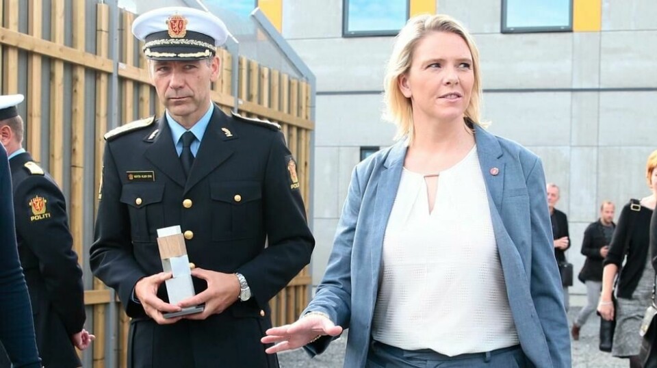 INTERNAT: – Et liv på vent er ikke et godt liv, særlig ikke for barn, sier PU-sjef Morten Hojem Ervi. Her sammen med innvandrings- og integreringsminister Sylvi Listhaug (Frp) da hun ble vist rundt i den nye modulen på PUs utlendingsinternat på Trandum i fjor høst.