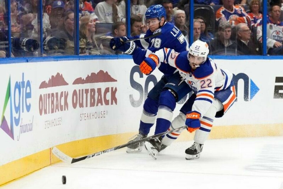 Norske Emil Lilleberg (i blått) i aksjon mot Matt Savoie fra Edmonton Oilers i en kamp Tampa Bay Lightning vant overbevisende med 4-1 på hjemmebane tirsdag.