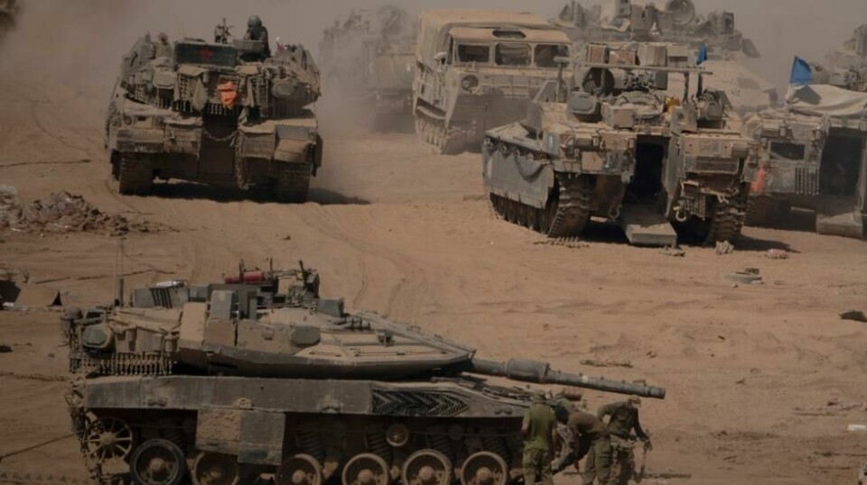 Utenriksdepartementet (UD) mener at Norge gjør tilstrekkelig for å oppfylle sin plikt for å forhindre folkemord i Gaza i henhold til Folkemordkonvensjonen. Her er israelske stridsvogner fotografert nær den israelske grensa til Gazastripen. Foto: Leo Correa / AP / NTB