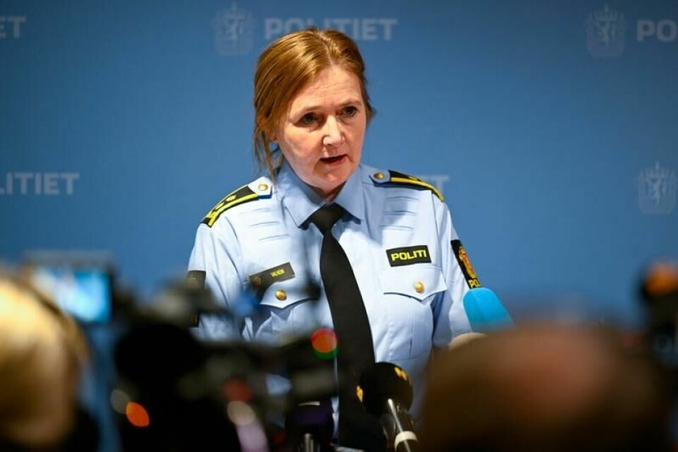 Politiadvokat Eli Valheim møtte pressen på Stavanger politistasjon etter at en politimann ble skutt og drept på Klepp natt til lørdag.