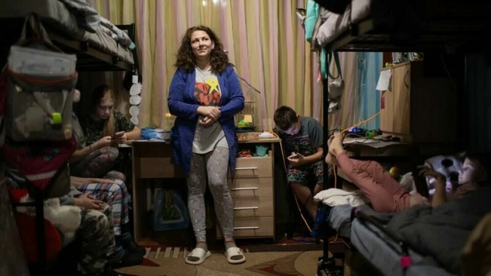 Da krigen kom til byen Zolochiv, tett på den russiske grensa, måtte familien Volkova flykte. Nå bor soldat-enken Anna (29) og barna Yehor (9) og Viola (6) i Kharkiv – kun 35 kilometer fra hjemstedet. Når barna til Annas mor – Oleksii (12), Bohdan (14) og Sofiia (16) – kommer på besøk, blir det trangt i hybelen.