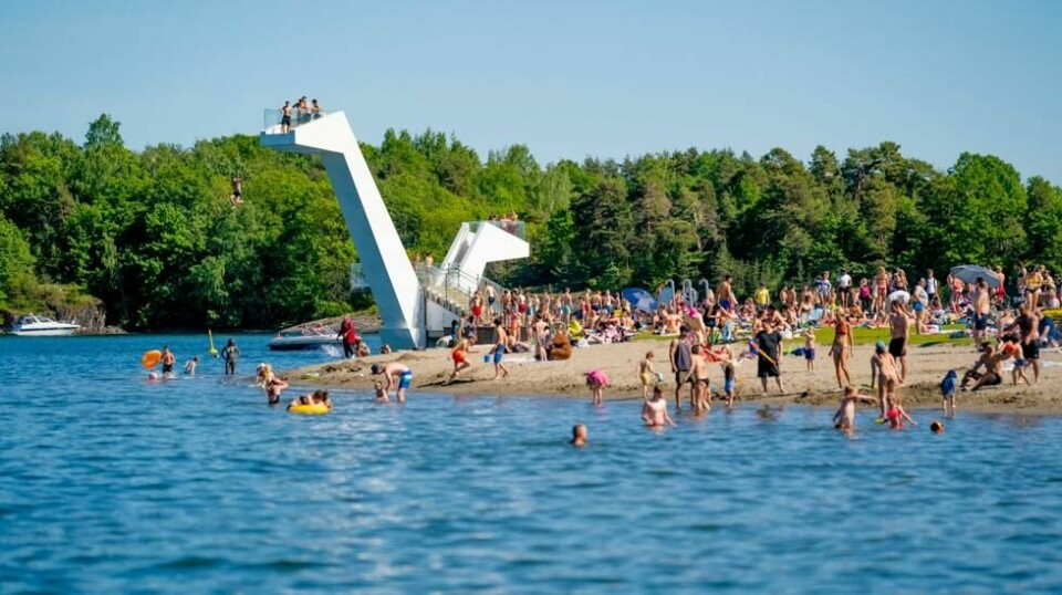 Folk koser seg i det flotte sommerværet på Kadettangen i Sandvika med sol og bading på stranda. Illustrasjonsfoto: Stian Lysberg Solum / NTB