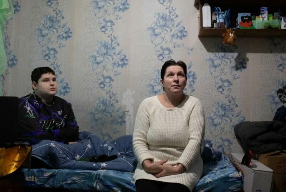 De dagene i uka Liudmyla jobber i en dagligvarebutikk, sitter Viktor (13) mest alene på hybelen med online-skole og dataspill. Liudmyla har vært tilbake i hjembyen Kupyansk en gang siden evakueringen i september 2022. – Jeg har bare en venn igjen i byen, sier hun. De dagene i uka Liudmyla jobber i en dagligvarebutikk, sitter Viktor (13) mest alene på hybelen med online-skole og dataspill. Liudmyla har vært tilbake i hjembyen Kupyansk en gang siden evakueringen i september 2022. – Jeg har bare en venn igjen i byen, sier hun. Foto: Espen Røst / Panorama nyheter