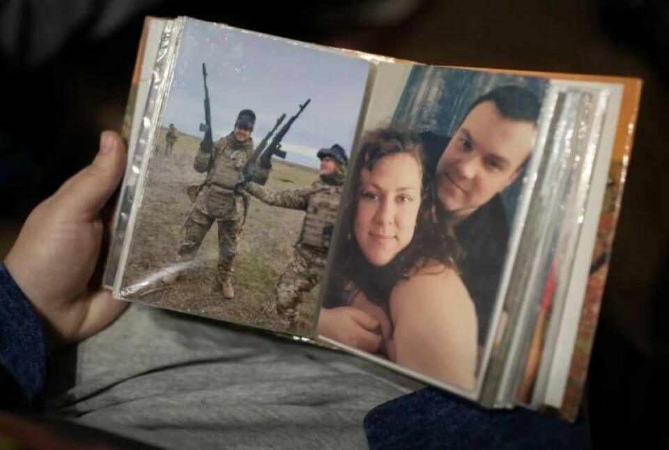 I en alder av 29 år er Anna allerede blitt enke. Ektemannen, som hadde vært soldat i den ukrainske hæren siden 2016, ble drept i strid for få måneder siden. Anna viser bilder fra lykkeligere dager. I en alder av 29 år er Anna allerede blitt enke. Ektemannen, som hadde vært soldat i den ukrainske hæren siden 2016, ble drept i strid for få måneder siden. Anna viser bilder fra lykkeligere dager. Foto: Espen Røst / Panorama nyheter