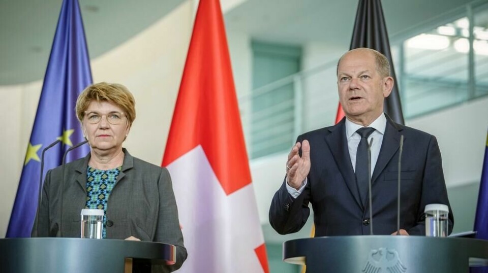 Sveits' president Viola Amherd sier at flere titalls land har meldt seg på fredskonferansen for Ukraina i Sveits neste måned. Onsdag møtte hun Tysklands statsminister Olaf Scholz i Berlin. Foto: Kay Nietfeld/dpa via AP / NTB