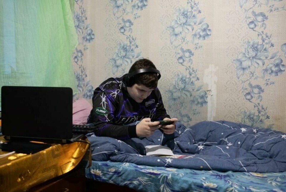 De dagene i uka moren jobber i en dagligvarebutikk, sitter Viktor (14) mest alene på hybelen med online-skole og dataspill. 14-åringen får all skolegang via pc-en, og savner å kunne gå på en ordentlig skole og ikke minst å kunne leke med jevnaldrende venner. De dagene i uka moren jobber i en dagligvarebutikk, sitter Viktor (14) mest alene på hybelen med online-skole og dataspill. 14-åringen får all skolegang via pc-en, og savner å kunne gå på en ordentlig skole og ikke minst å kunne leke med jevnaldrende venner. Foto: Espen Røst / Panorama nyheter