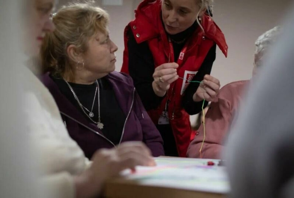 Gjennom det Kirkens Nødhjelp-utviklede programmet «Line of life» deltar Yuliana Volkova (47) i sosiale aktiviteter som skal bidra til gode og trygge samtaler internflyktningene imellom. Den ukrainske hjelpearbeideren Alla Koroliava bistår henne. Gjennom det Kirkens Nødhjelp-utviklede programmet «Line of life» deltar Yuliana Volkova (47) i sosiale aktiviteter som skal bidra til gode og trygge samtaler internflyktningene imellom. Den ukrainske hjelpearbeideren Alla Koroliava bistår henne. Foto: Espen Røst / Panorama nyheter