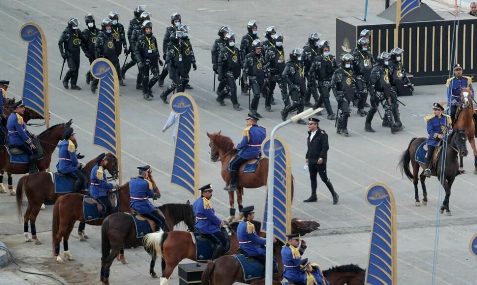 Det er stort politioppbud på plass for å sikre at prosesjonen, omtalt som faraoenes «gylne parade», går trygt for seg. 18 konger og fire dronninger skal fraktes på hver sin plattform dekorert på gammelegyptisk vis. Det er stort politioppbud på plass for å sikre at prosesjonen, omtalt som faraoenes «gylne parade», går trygt for seg. 18 konger og fire dronninger skal fraktes på hver sin plattform dekorert på gammelegyptisk vis. Foto: Khaled Desouki / AFP