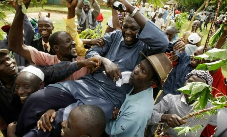 Den gang da: Malik Obama feirer halvbrorens seier i presidentvalget i 2008 mens han er på besøk hjemme hos familien i Kenya. Foto: AP Photo/Matt Dunham Den gang da: Malik Obama feirer halvbrorens seier i presidentvalget i 2008 mens han er på besøk hjemme hos familien i Kenya. Foto: AP Photo/Matt Dunham