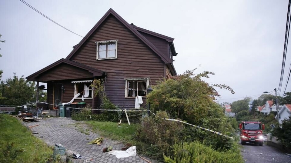 Eksplosjon i hus i BambleBamble 20240828. To personer er skadet etter en eksplosjon i et boligfelt i Bamble i Telemark. Tre husvegger er blåst bort fra første etasje som følge av eksplosjonen. Foto: