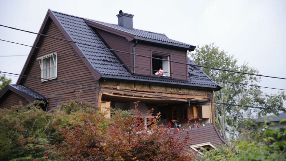 Bolighuset i Bamble er totalskadd etter eksplosjonen onsdag morgen. To personer er kjørt til sykehus. Bolighuset i Bamble er totalskadd etter eksplosjonen onsdag morgen. To personer er kjørt til sykehus. Foto: Atle Storemyr / NTB