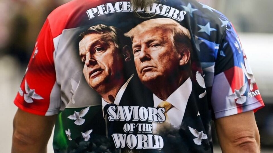 En av Viktor Orbans støttespillere i Budapest lørdag, med en T-skjorte der Orban og Donald Trump framstilles som «verdens frelsere». Foto: Zsolt Czegledi / AP / NTB
