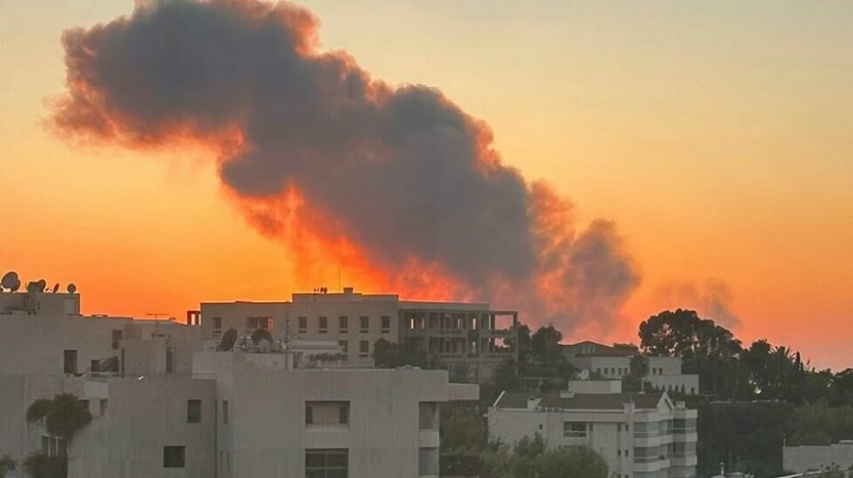 Kraftig røyk steg fredag kveld opp fra den sørlige delen av Beirut, der Israel gjennomførte flere angrep mot det de hevder var Hizbollahs militære hovedkvarter. Foto: AP / NTB